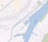 En karta som visar en flod märkt "Old Arm", omgiven av industriområden, vägar och grönområden. Floden rinner horisontellt över bilden, med olika bryggor och infrastruktur synliga i närheten.